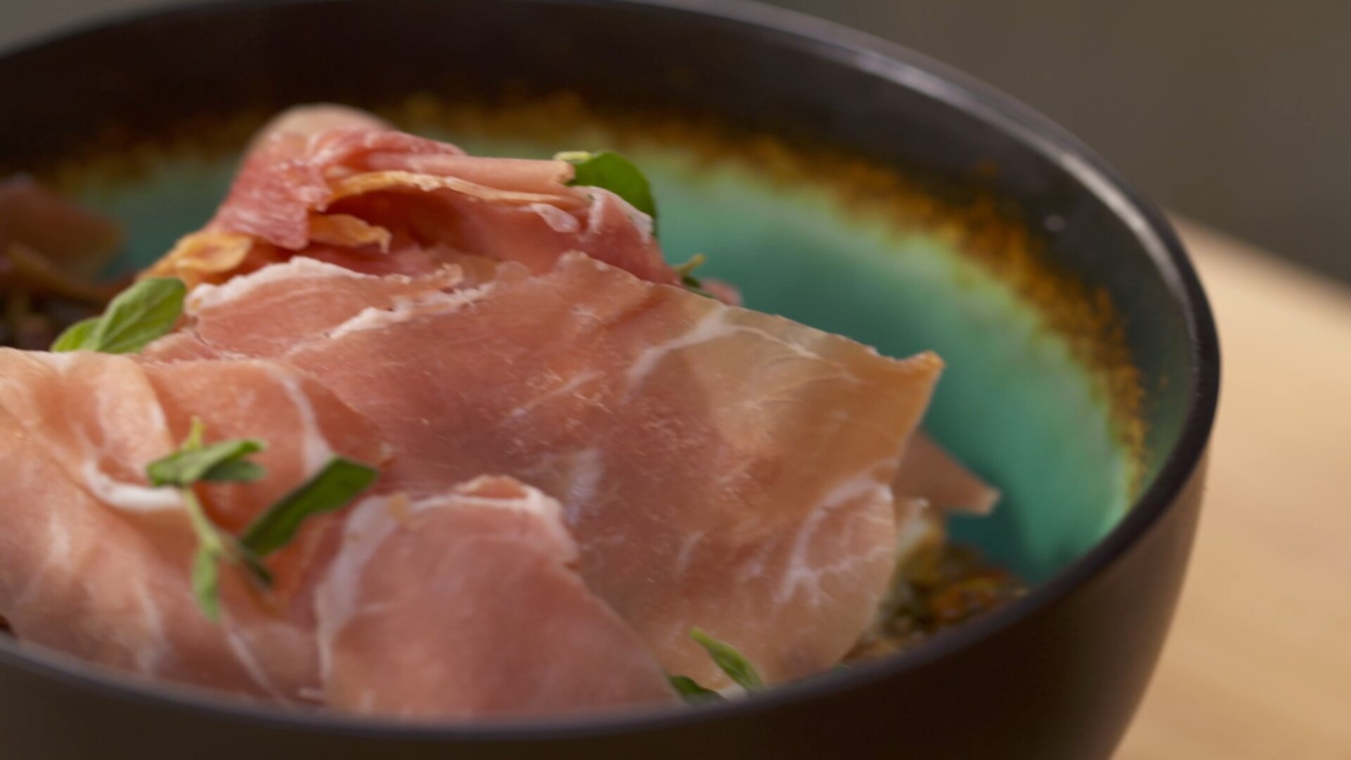 Spanischer Gemüseeintopf mit Pimenton und pochierten Eiern