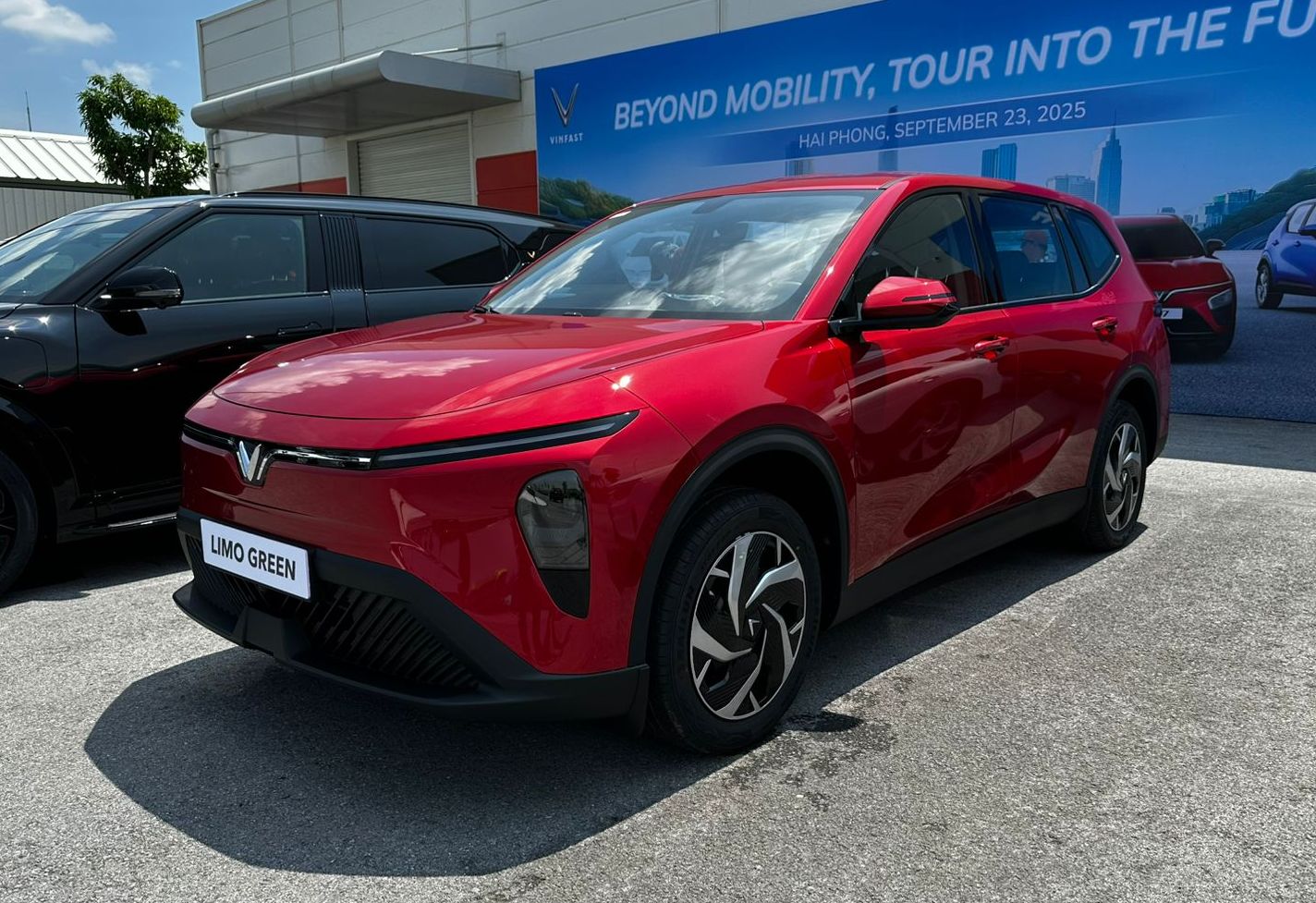 VinFast Limo Green Mobil Listrik 7 Penumpang, BYD M6 dan Innova Zenix ...