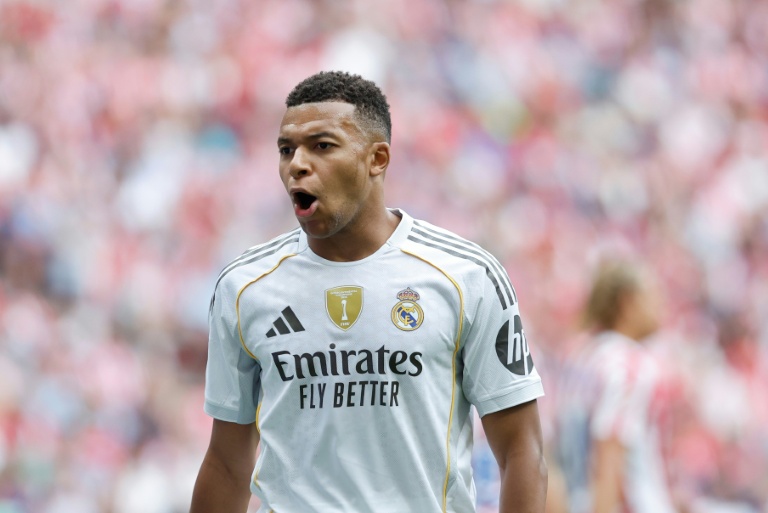 Kylian Mbappé comemora após marcar o primeiro gol do Real Madrid na derrota por 5 a 2 para o Atlético de Madrid neste sábado, pelo Campeonato Espanhol