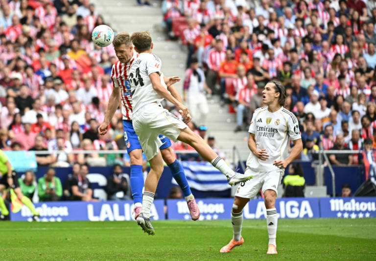 Alexander Sorloth marca o segundo gol do Atlético de Madrid na vitória por 5 a 2 sobre o Real Madrid neste sábado, pelo Campeonato Espanhol