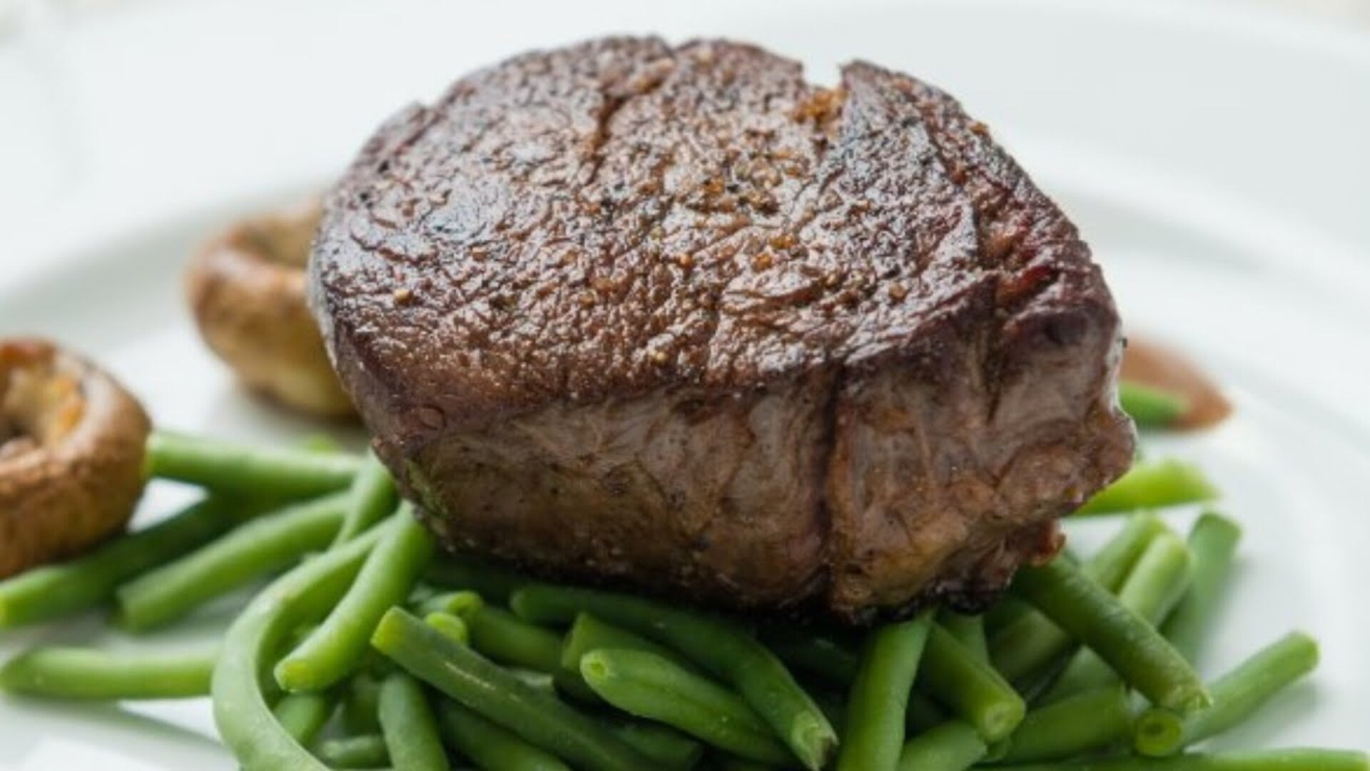 Signs You're Eating Pre-Made Food At A Restaurant