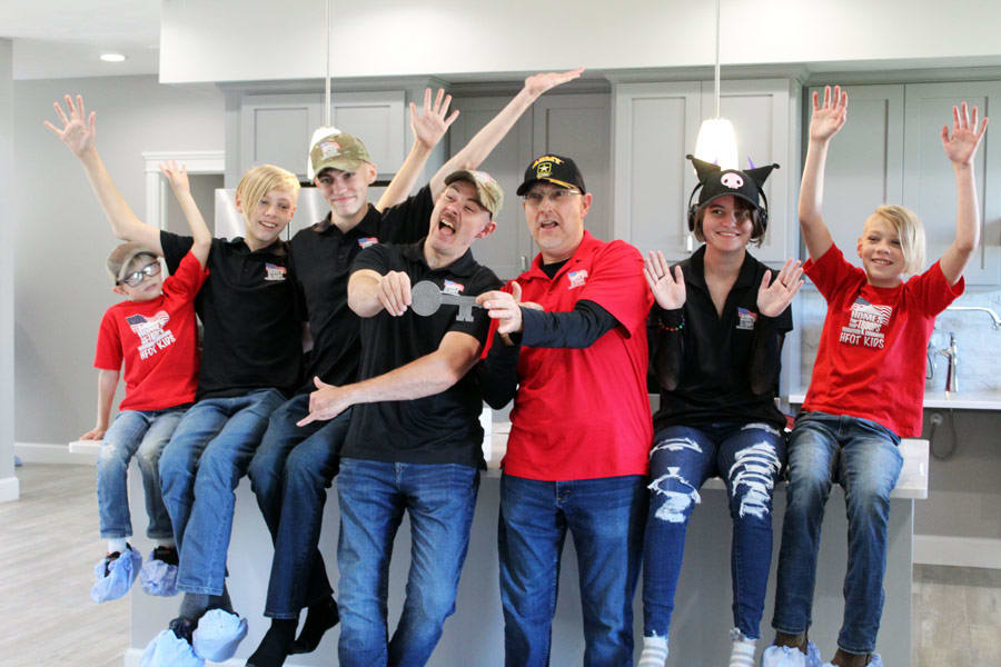 Double amputee Army veteran and his family receive key to brand new(00)