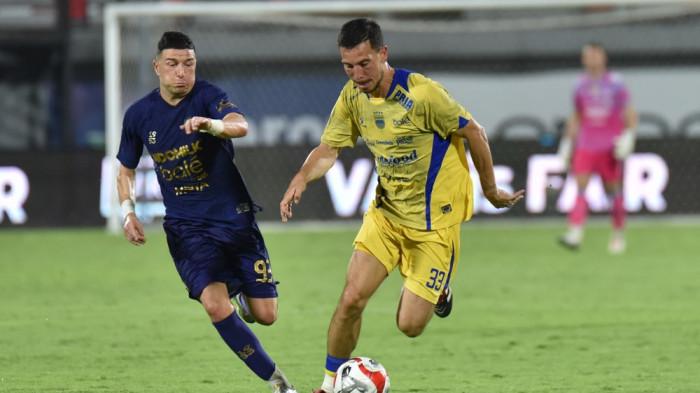 Dua Kali Ganti Jersey, Thom Haye Bisa Dipotong Gaji di Persib?