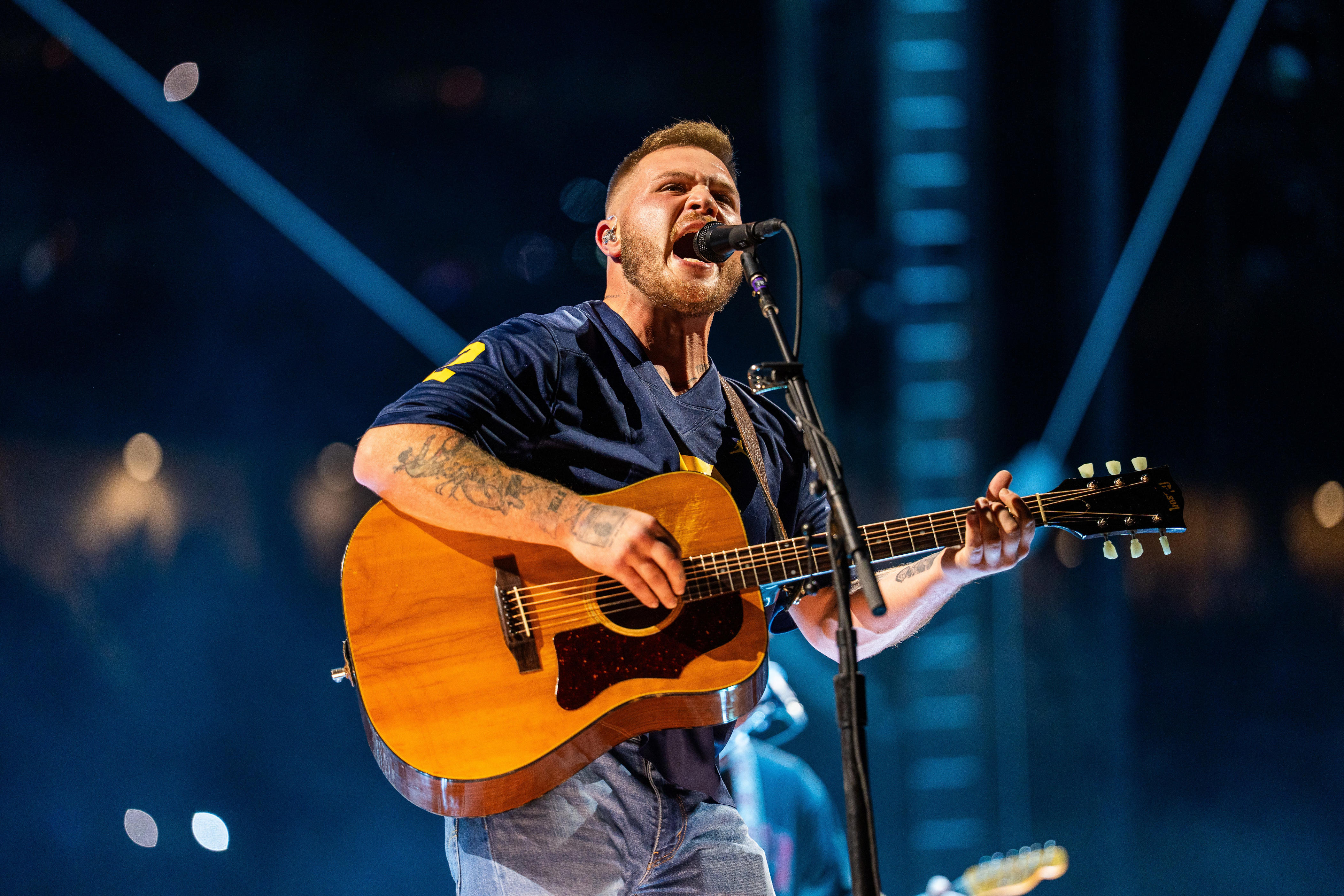 Zach Bryan rises to the moment at historic, recordsetting Michigan(01)