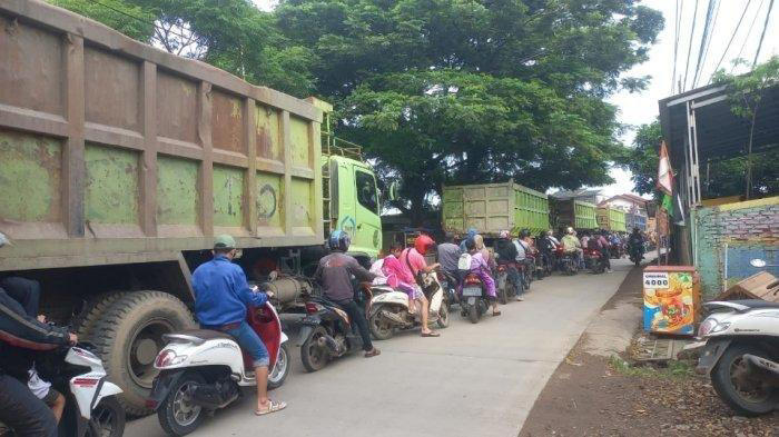 Antrean panjang truk tambang yang demo di Jalan Parung Panjang, Bogor, Kamis (7/12/2023). (Istimewa)
