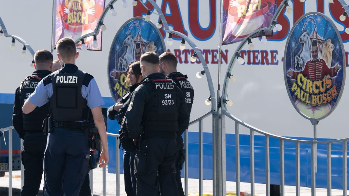 Polizisten stehen vor dem Zirkuszelt des Circus Paul Busch auf dem Schützenplatz in Bautzen. (Quelle: Sebastian Kahnert/dpa)