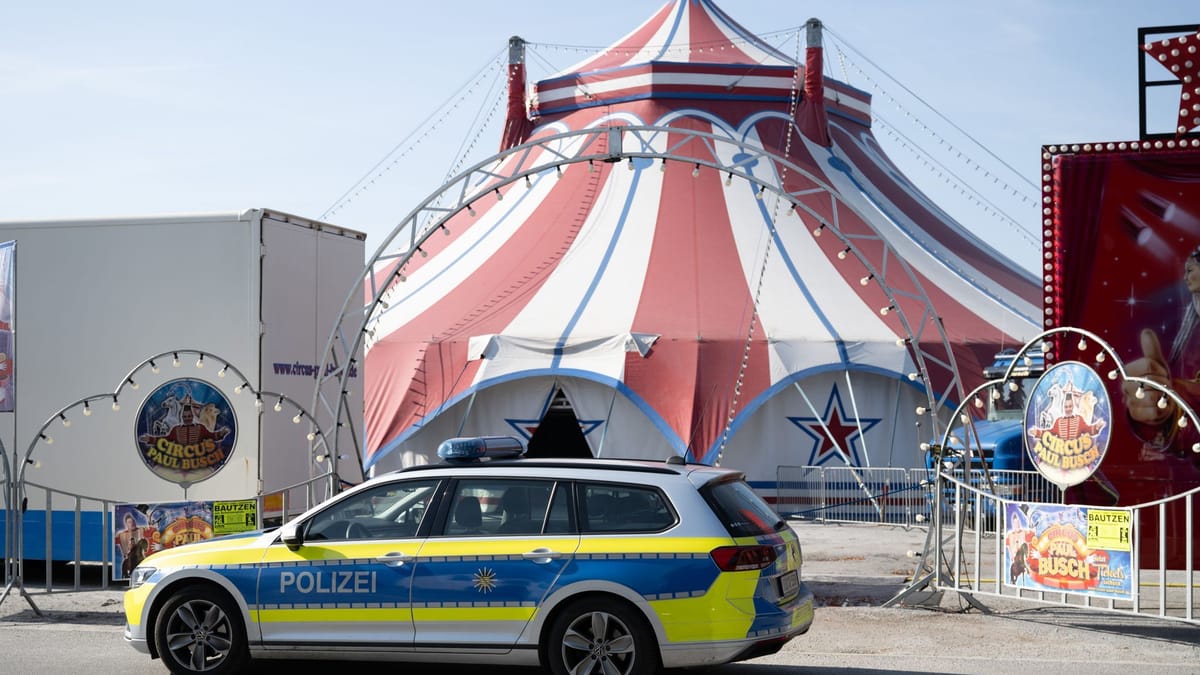 Ein Polizeifahrzeug steht vor dem Zirkuszelt des Circus Paul Busch auf dem Schützenplatz in Bautzen. (Quelle: Sebastian Kahnert/dpa)