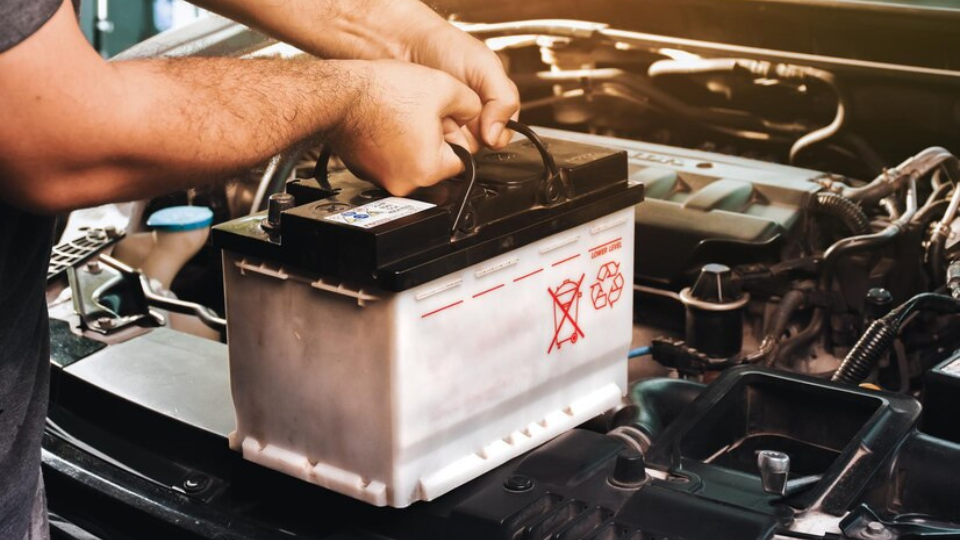 Benarkah memasang GPS tracker bikin aki mobil cepat soak?