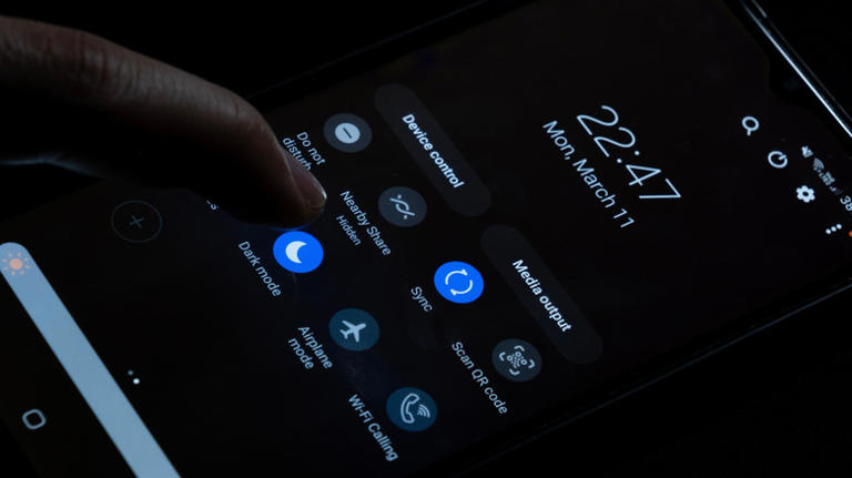 Enable Dark mode on Samsung smartphone