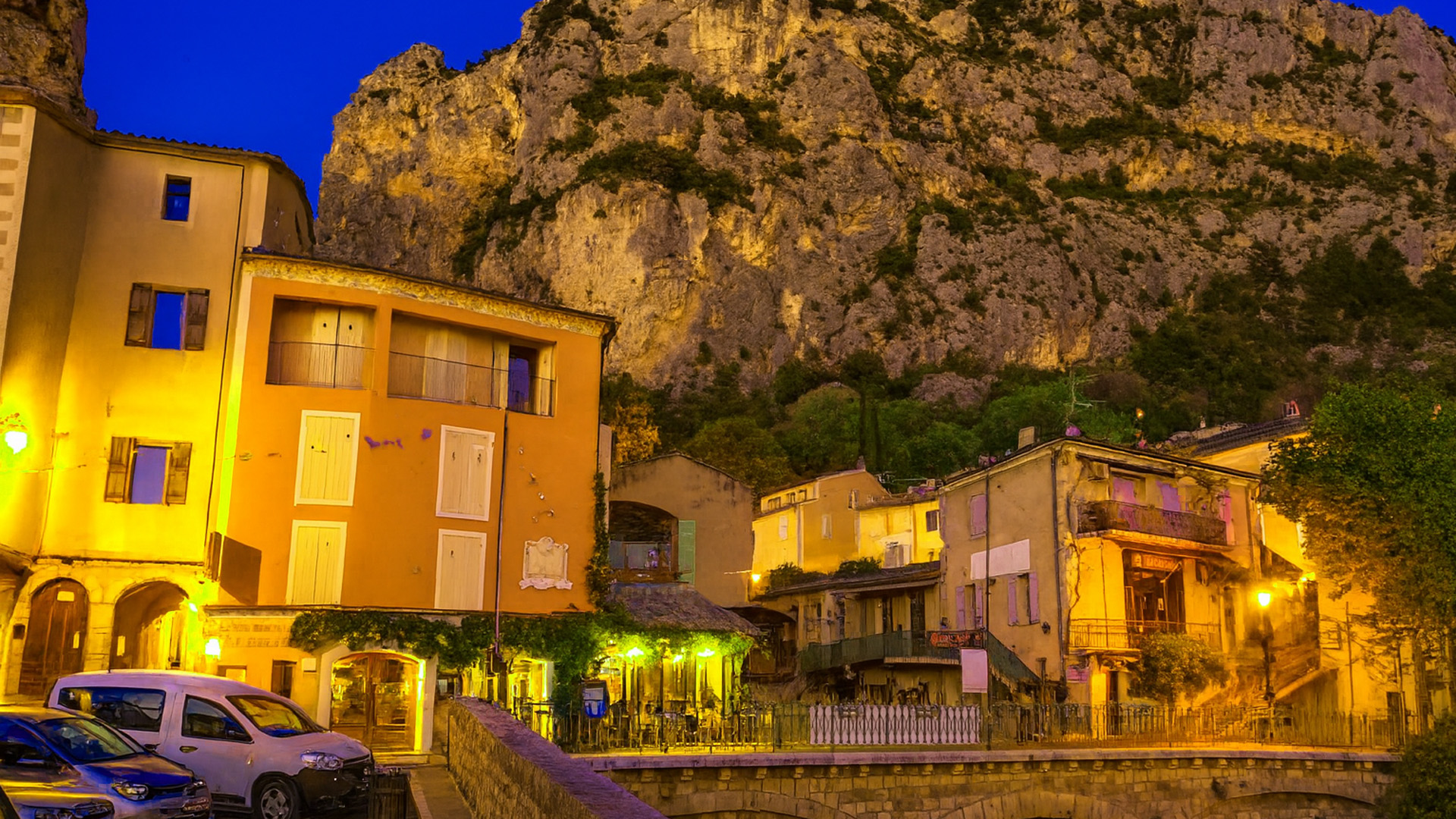 Discover Moustiers-Sainte-Marie – Sunset Stroll in Provence Village (4K)