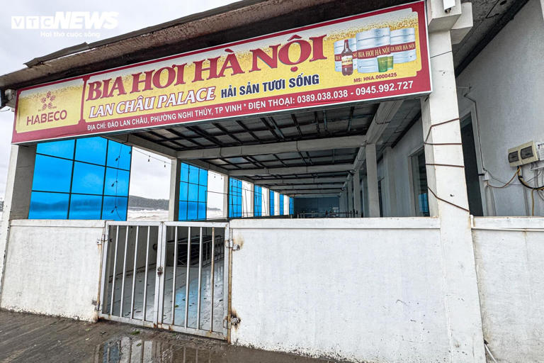Nghệ An: Sóng cao 3m dữ dội trước bão, nhiều người vẫn liều lĩnh ra kè ngắm biển - 5