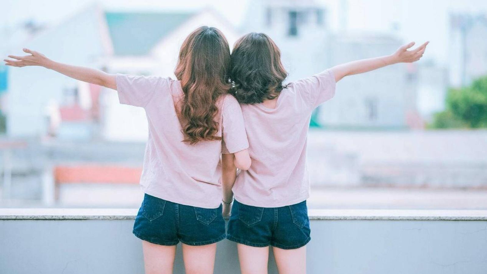 Qué significa que tu amiga te copie la ropa, según la psicología