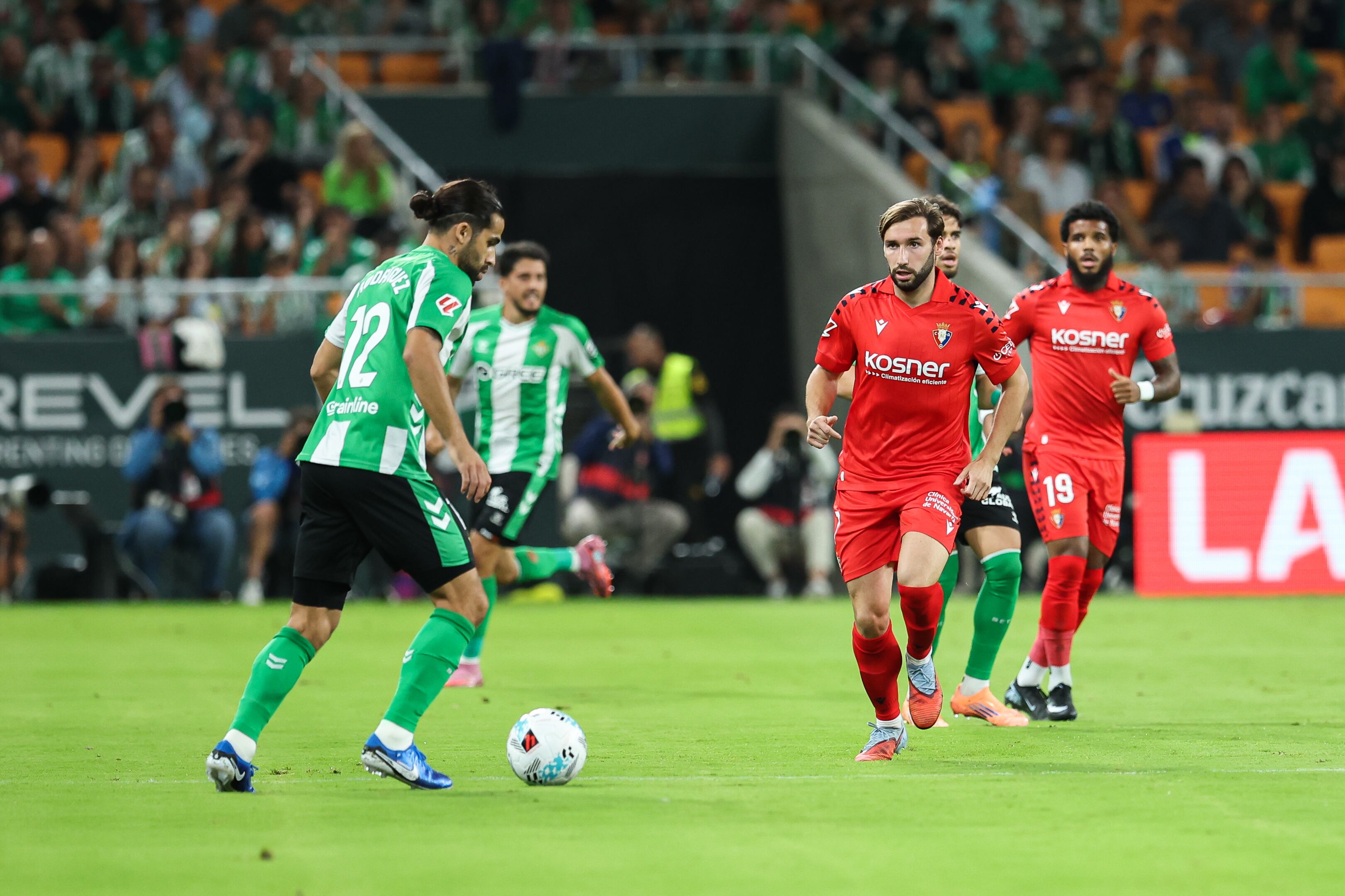 Un contundente Betis vence a Osasuna y escala a la sexta posición en la ...