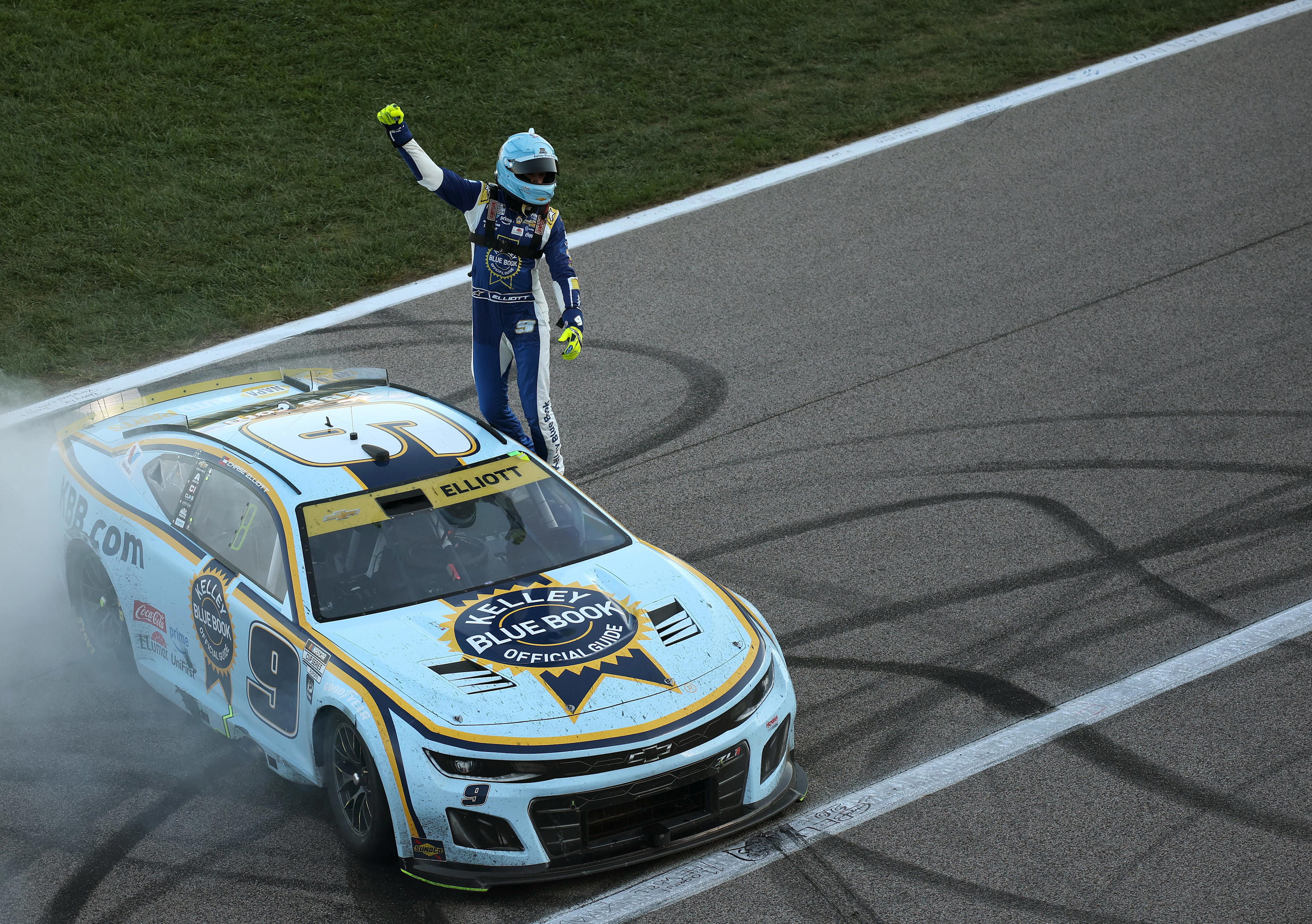 Watch Chase Elliott go from eighth to first in stunning NASCAR Kansas ...