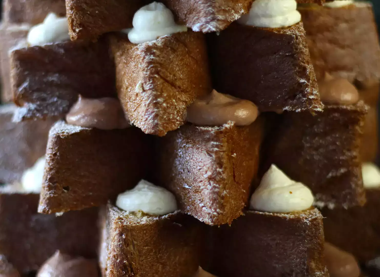 Pandoro-brioche gefüllt mit nutella- und vanillecreme in form eines ...