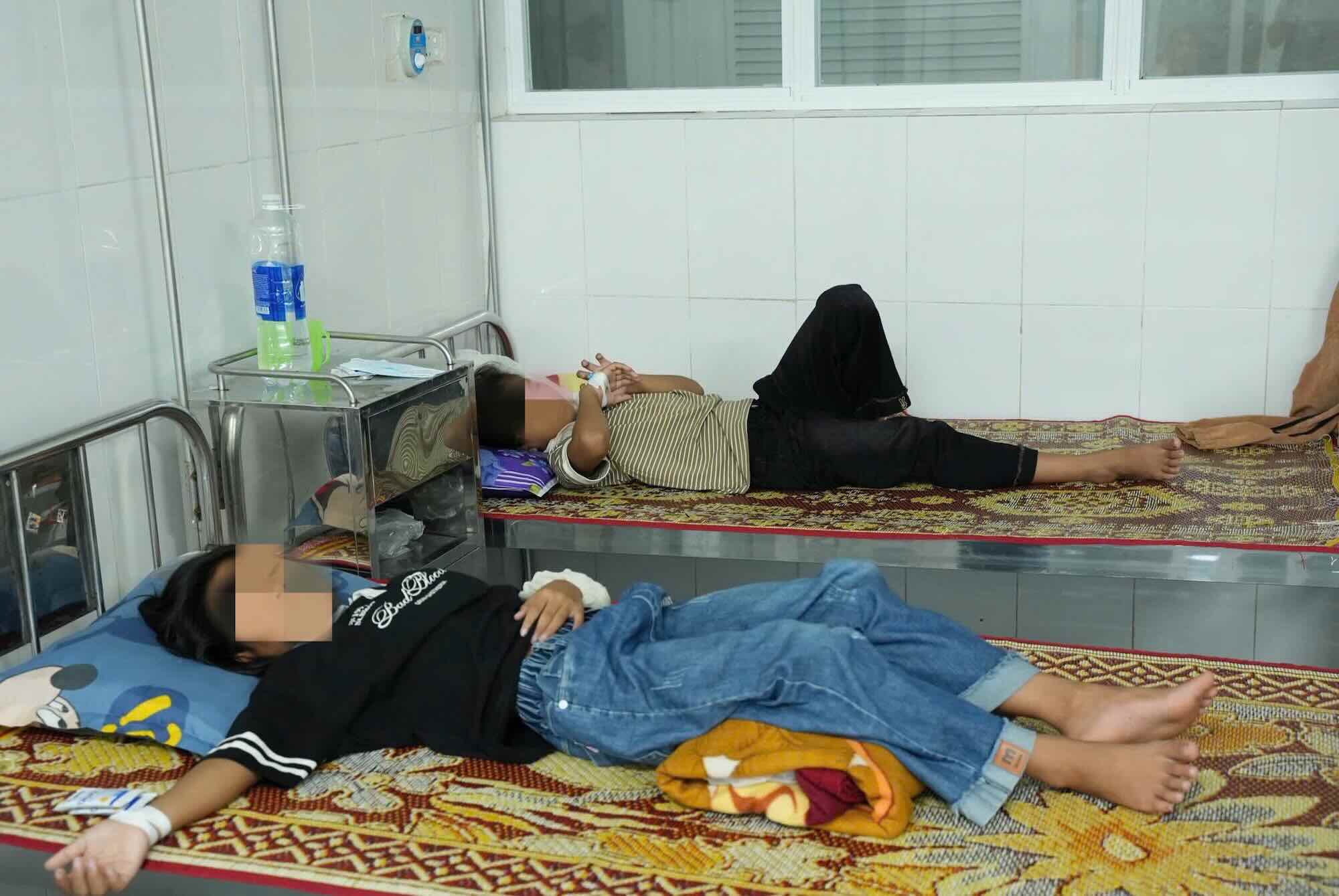 Các học sinh nghi bị ngộ độc sau khi ăn sáng được điều trị tại bệnh viện. Ảnh: Công Sáng