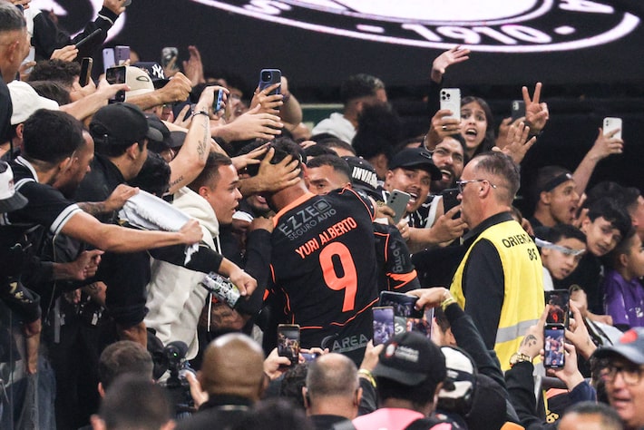Yuri Alberto comemora seu gol com a torcida na arquibancada Foto: Daniel Teixeira/Estadão