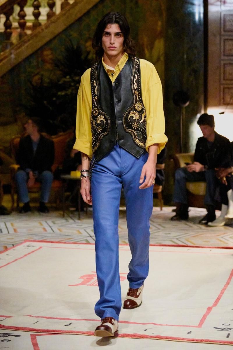 12 Koleksi Versace S/S 26 di Milan, Retro Seru!