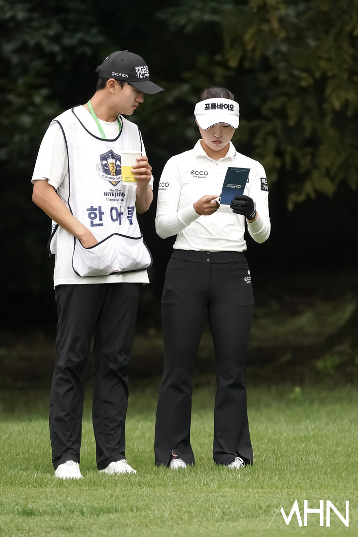 [mhn포토] 한아름, 캐디와 함께 살핀다
