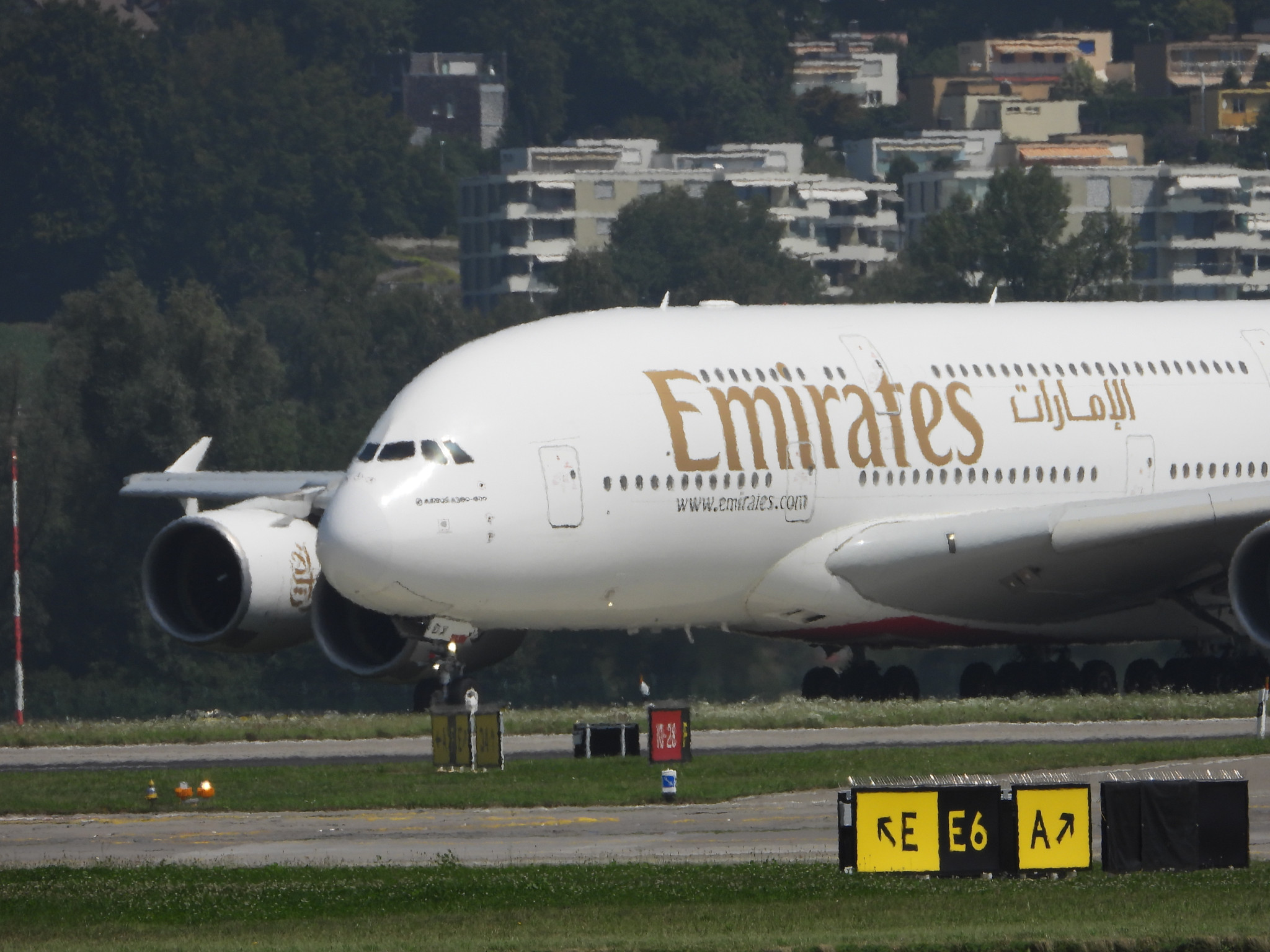 Airbus A380 von Emirates auf dem Weg nach Zürich muss ausser­plan