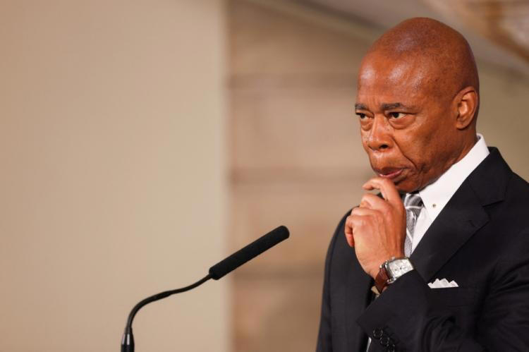 USA : Le maire sortant de New York Eric Adams, accusé de corruption, abandonne la course à sa réélection