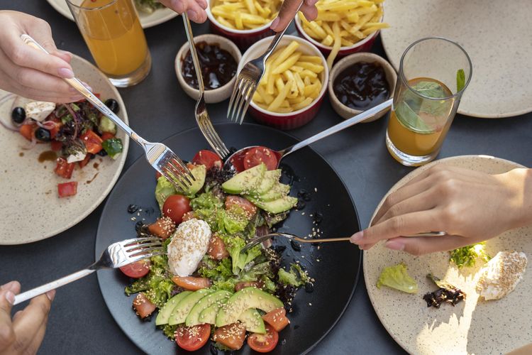 Kebiasaan Makan yang Merusak Kesehatan, Ini Penjelasannya Menurut Dokter