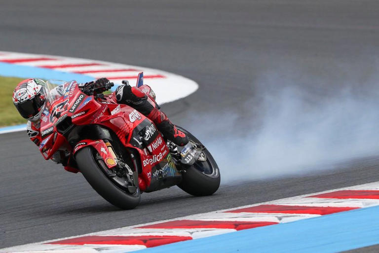 Nyaris podium malah crash di MotoGP Prancis, Pecco Bagnaia ngotot ...