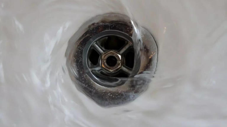 Clear a clogged sink with boiling water and salt at home easily