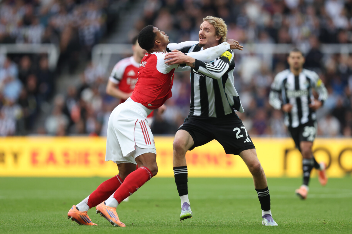 Nick Woltemade (phải) tranh chấp với Gabriel. Ảnh: ESPN