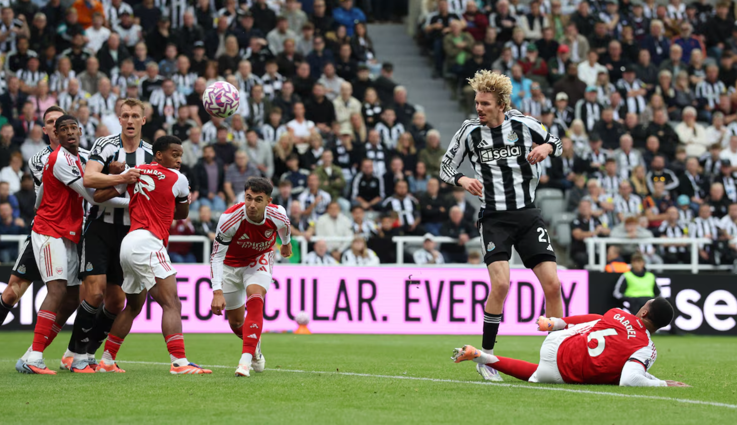 Nick Woltemade đánh đầu mở tỷ số khi Gabriel nằm sân, trong trận Newcastle thua Arsenal 1-2 ở vòng 6 Ngoại hạng Anh trên sân St James' Park, Newcastle, Anh ngày 28/9. Ảnh: Reuters