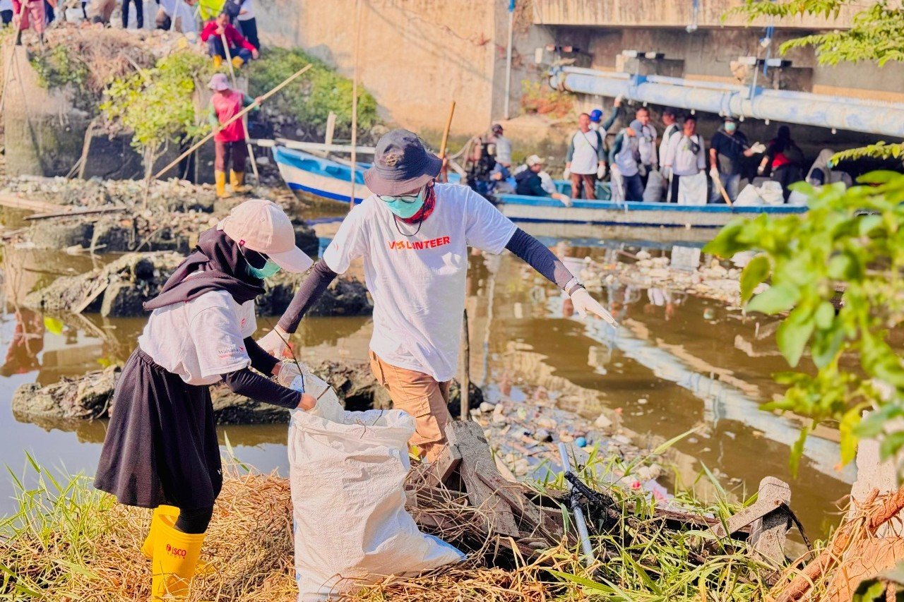 WVI Bersihkan Pantai dan Tanam 1.000 Mangrove Surabaya