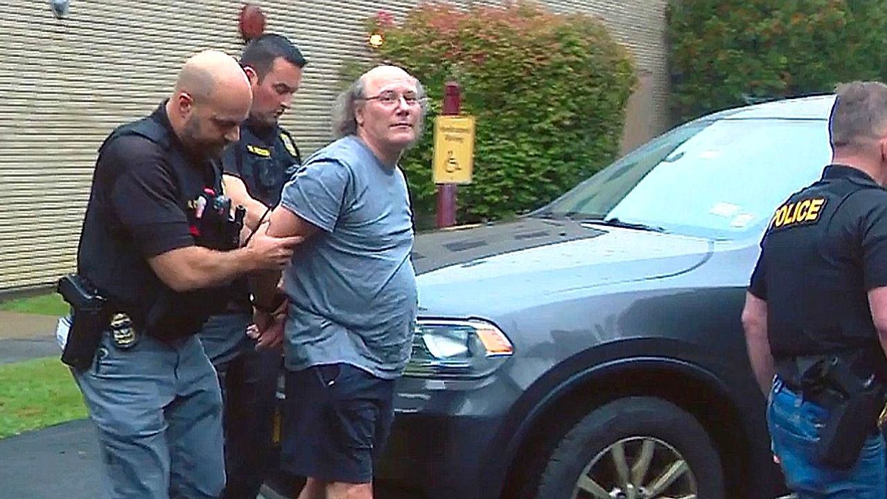 New York man arrested after confessing to murdering parents in CBS(00)