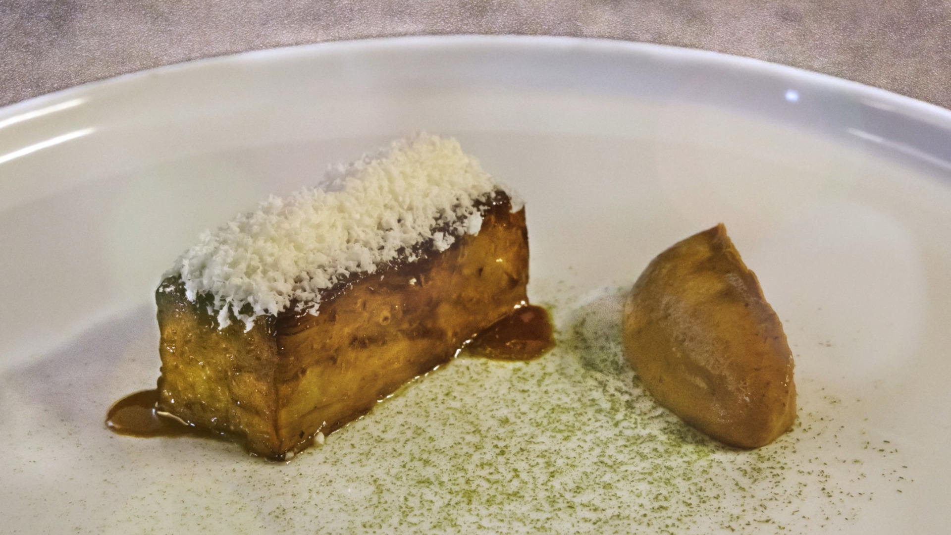 Gebratenes Gemüse, Lammreduktion und Feta-Schneemagie