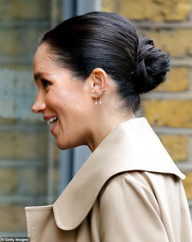 Sự lấp lánh của Markle: Bức ảnh Meghan Markle đeo khuyên tai nhân tạo vào năm 2019