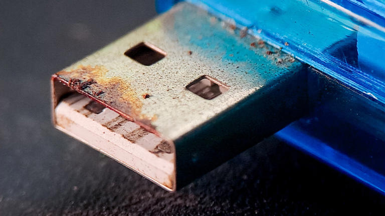 close of corroded USB