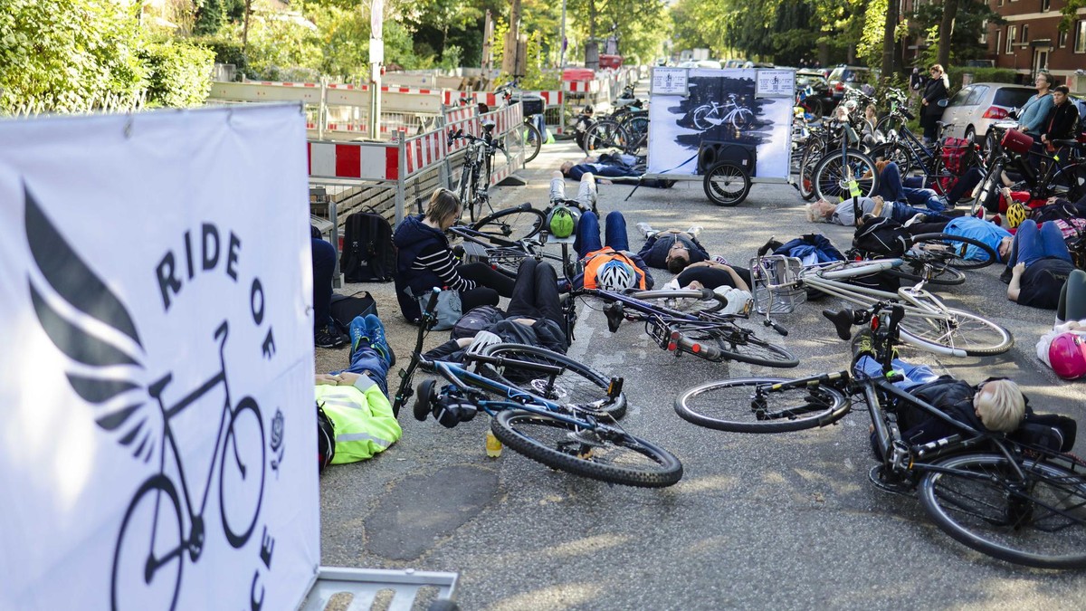 Mehrere Dutzend Menschen gedachten am Sonntag in Bahrenfeld mit einer Mahnwache des Fahrradfahrers, der hier offenbar durch einen unachtsamen Autofahrer getötet worden war.