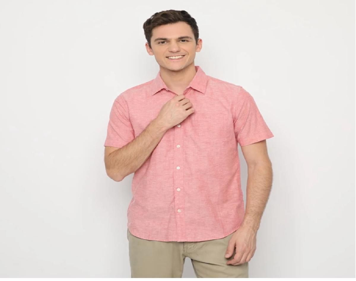 8 Gaya Kemeja Pria Warna Peach untuk Tampilan Segar!