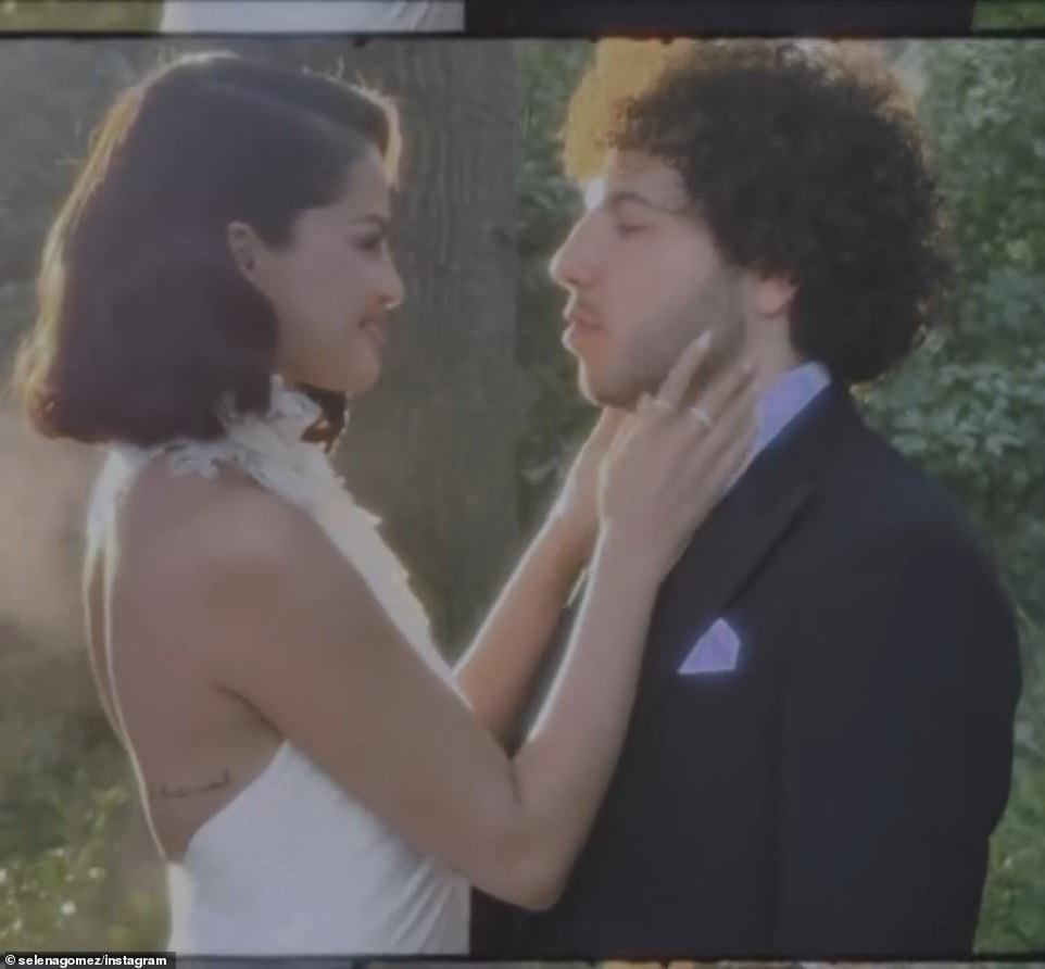 Expert: Selena Gomez's 'controlling' gesture at her wedding