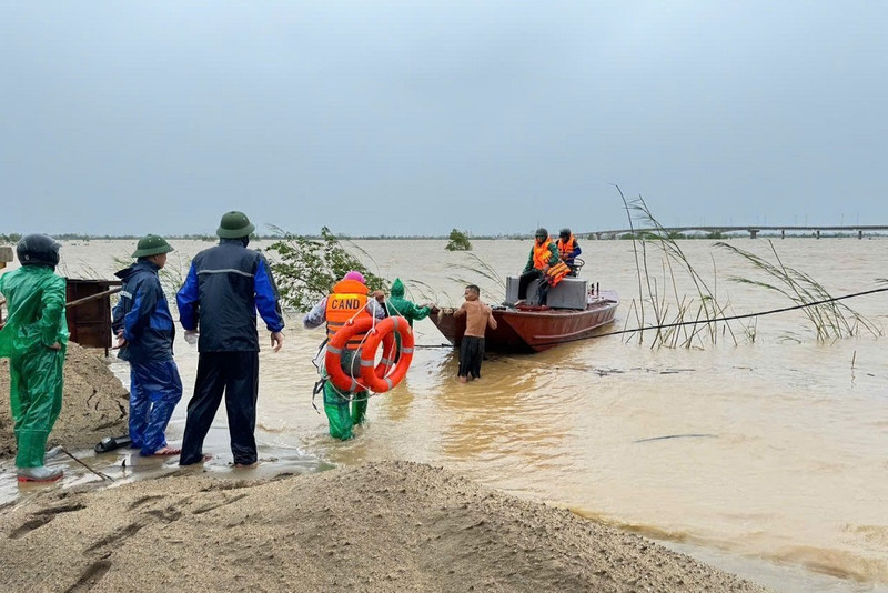 Giải cứu, đưa sản phụ đến bệnh viện trong bão