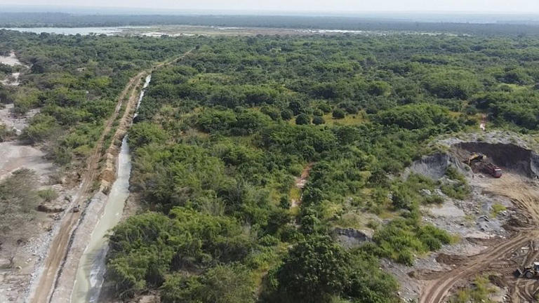 Это изображение, взятое по видео в среду, 19 февраля 2025 года, показывает путь шахтных отходов в реке рядом с рудником Sino-Metals Leach Zambia возле Китве.
