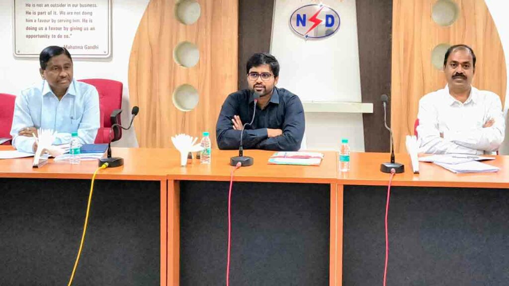 Karnati Varun Reddy | విద్యుత్తు లైన్లపై బ్రాడ్ బ్యాండ్ కేబుల్ వైర్లు ...