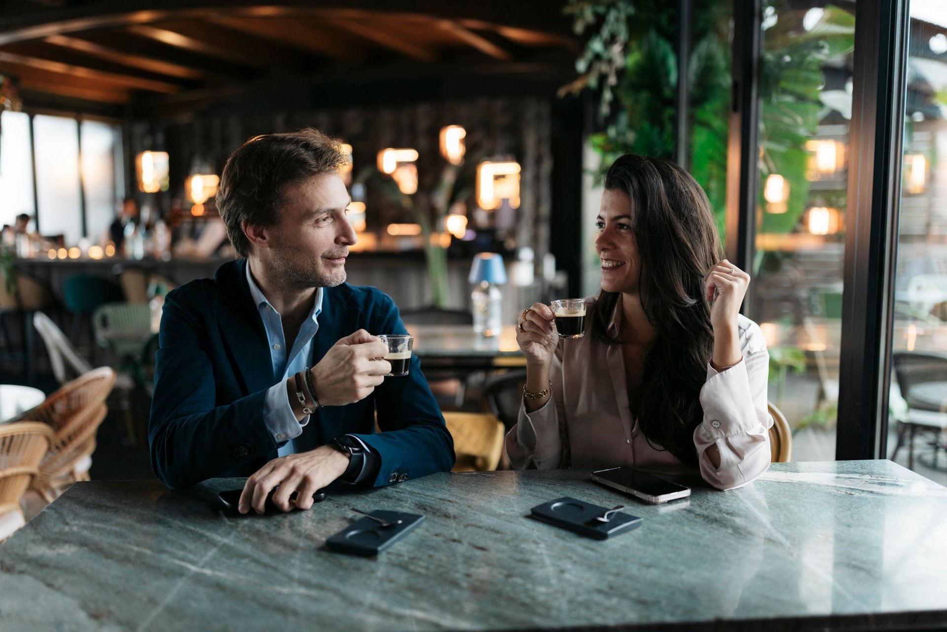 Psychologie: 7 Restaurant-Fehler, die sofort deine soziale Klasse verraten