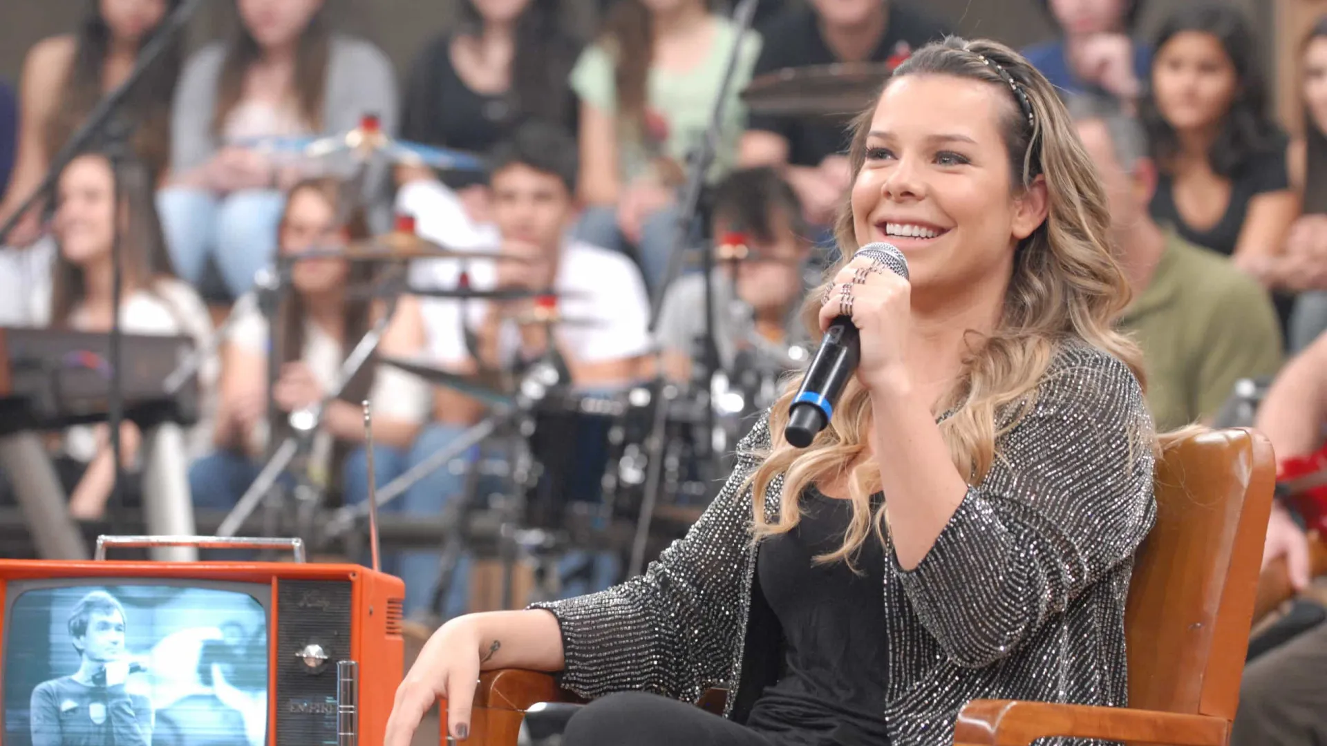 revistapazes.com - Famosos que deram o primeiro beijo da vida em cena &mdash; e voc&ecirc; nem imagina quem est&aacute; na lista