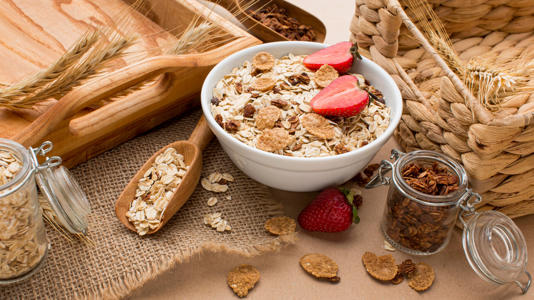 La avena es un cereal que ofrece beneficios importantes para la salud, ya que contiene una gran cantidad de proteínas (similar a la que aportan la carne, la leche o el huevo), vitaminas, minerales, grasas insaturadas y más. Foto: Freepik.