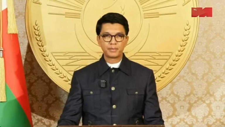 Manifestations à Madagascar: le président Andry Rajoelina annonce renvoyer tout son gouvernement (Qui vivra verra) Pendant qu'ont nous disait qu'il y avait 5 morts, Afriquemonde parlait d'une dizaine de morts.