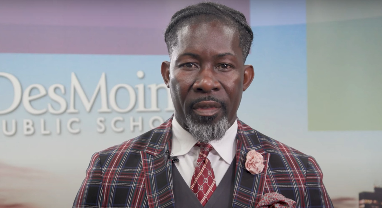 Des Moines school board votes to put Superintendent Ian Roberts on ...