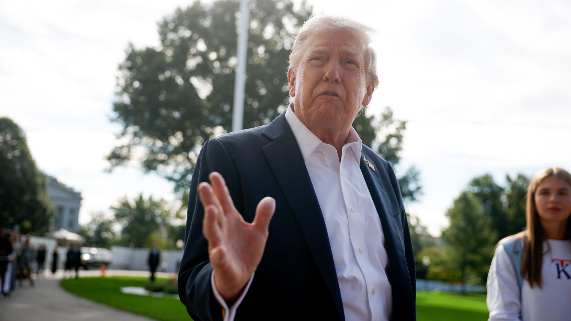 AA1Ny0Xh Trump Mere-share Konspirasi QAnon Lainnya