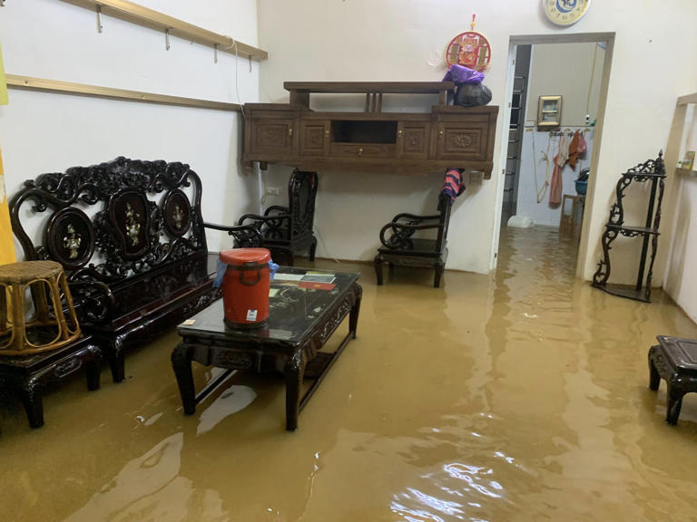 Từ tối 29-9, lũ sông Hồng dâng cao bắt đầu tràn vào nhà dân ở đường Thanh Niên, phường Yên Bái - Ảnh: NGUYỄN THANH MIỀN
