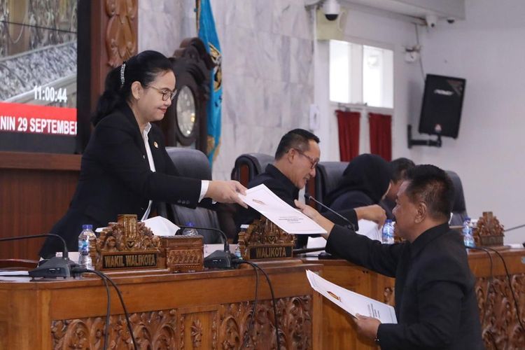 Serahkan Raperda Pendidikan ke DPRD, Wali Kota Semarang Dorong Peningkatan Fasilitas Sekolah