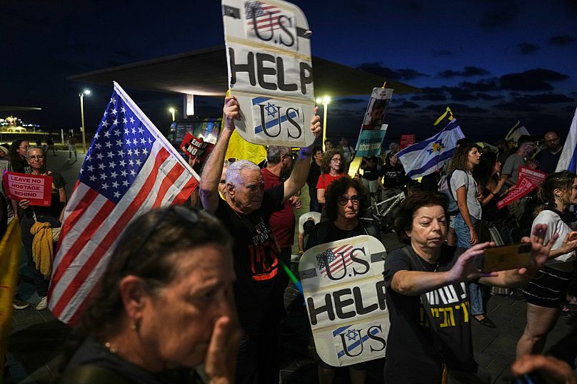 Angehörige und Unterstützer von Geiseln, die von der Hamas in Gaza festgehalten werden, fordern ihre sofortige Freilassung vor der Außenstelle der US-Botschaft in Tel Aviv, 29. September 2025